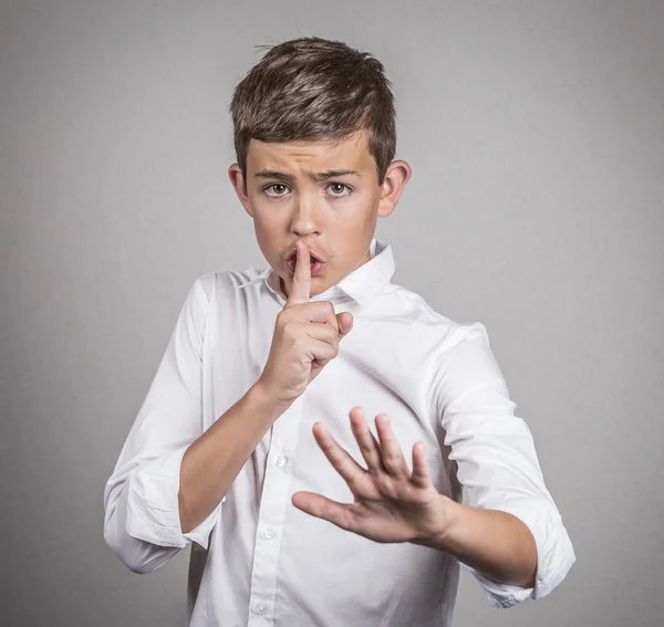 Upset boy gives quiet gesture — Stock Photo, Image