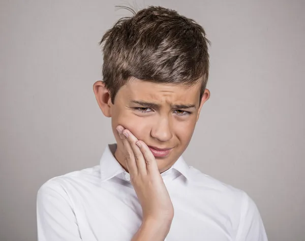 Headshot ongelukkig jongen met kiespijn — Stockfoto