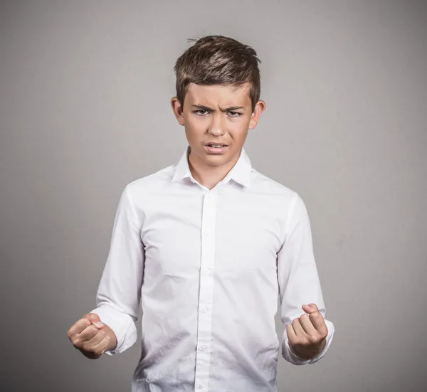 Sinirli sinirli genç adam — Stok fotoğraf