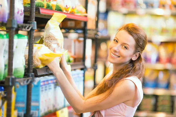 Happy woman shopping in a grocery store — Stock Photo, Image