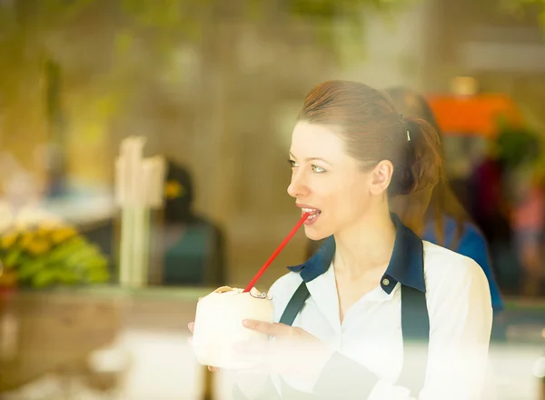 Mujer joven y saludable disfrutando de su batido en un bar de zumos —  Fotos de Stock