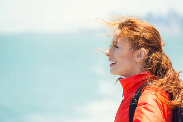 Счастливая женщина наслаждается свободой на берегу океана в лодке — стоковое фото