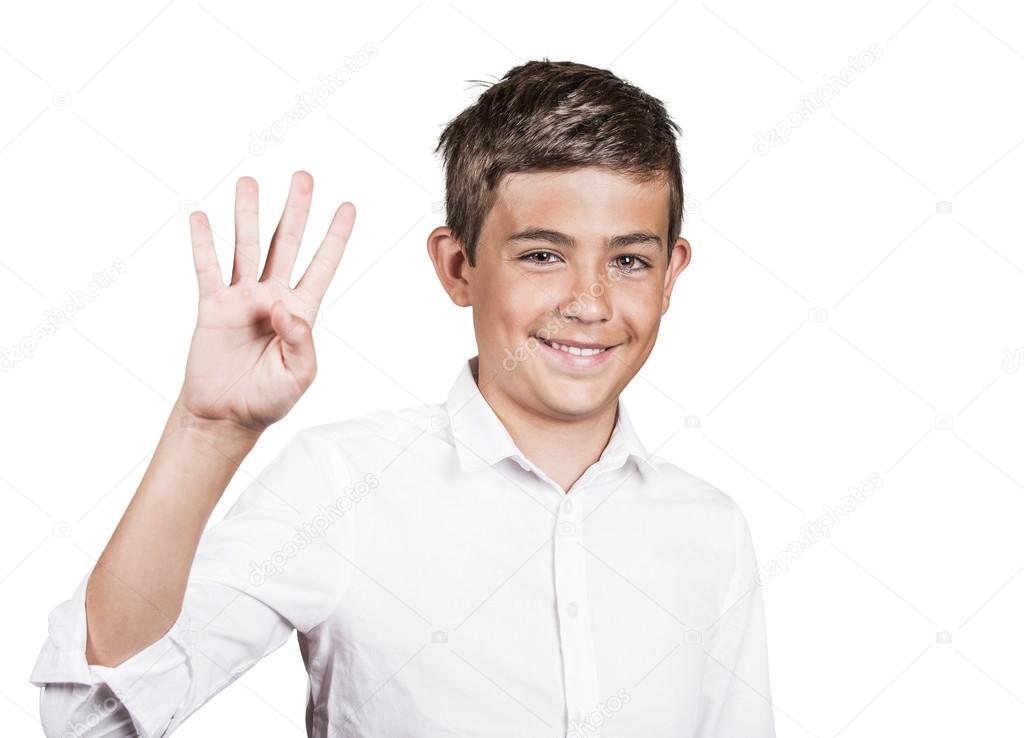 Resultado de imagem para menino mostrando quatro dedos