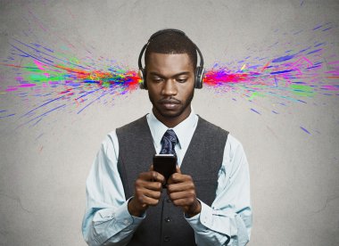 işadamı müzik dinleme yaptığı akıllı telefon