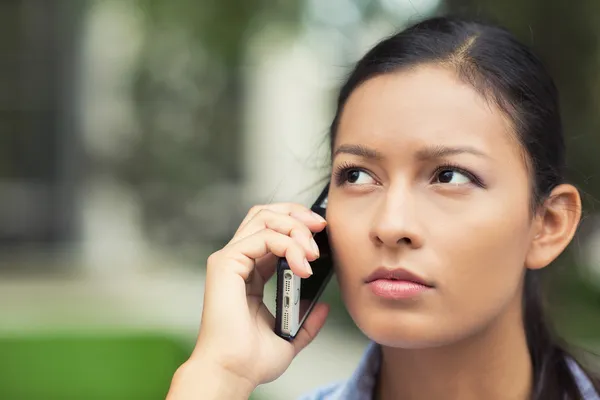 Triest depressieve jonge vrouw op een telefoon — Stockfoto