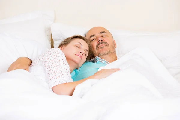 Pareja madura feliz relajándose, durmiendo en una cama —  Fotos de Stock