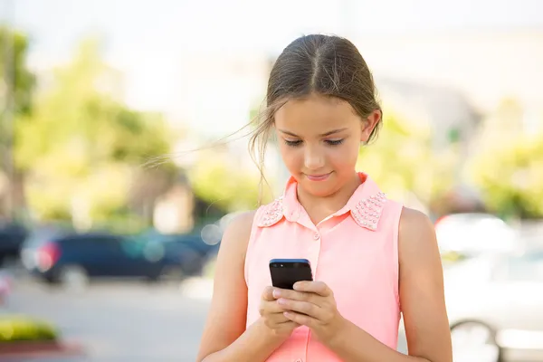 Glad tjej kolla hennes nya smarta telefonen — Stockfoto