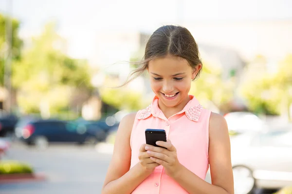 Menina feliz verificando seu novo telefone inteligente — Fotografia de Stock