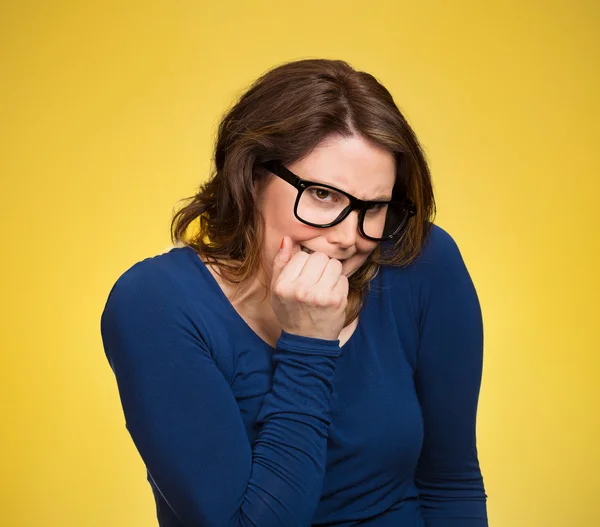 Mujer ansiosa e insegura — Foto de Stock