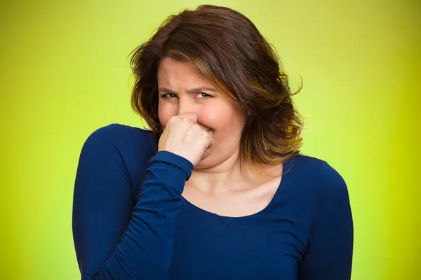 Mulher belisca o nariz, mau cheiro — Fotografia de Stock