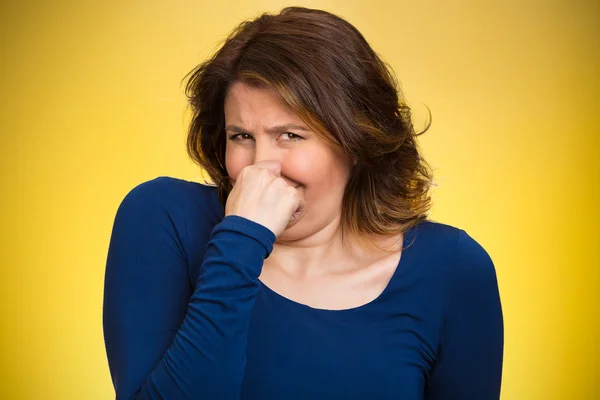 Frau kneift Nase, übler Geruch — Stockfoto