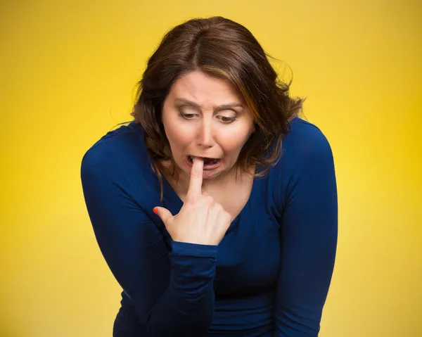 Mujer enferma metiendo el dedo en la garganta, vomitando — Foto de Stock