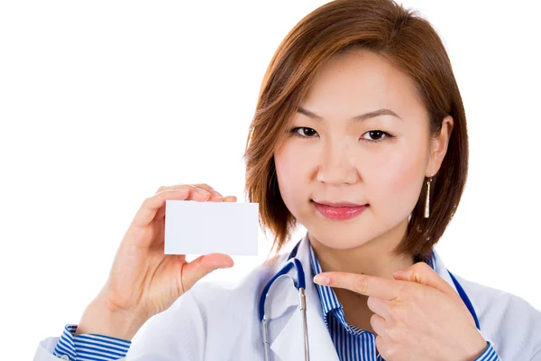 Médico apontando no cartão de visita em branco — Fotografia de Stock