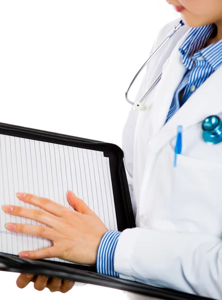 Médico revisando la tabla de pacientes — Foto de Stock