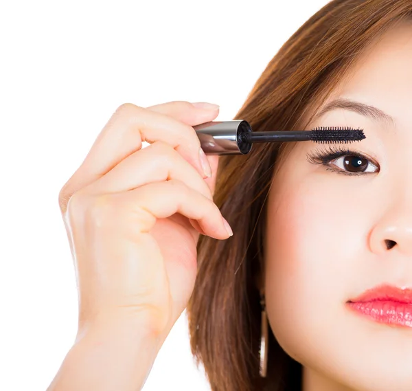 Donna che applica Mascara — Foto Stock