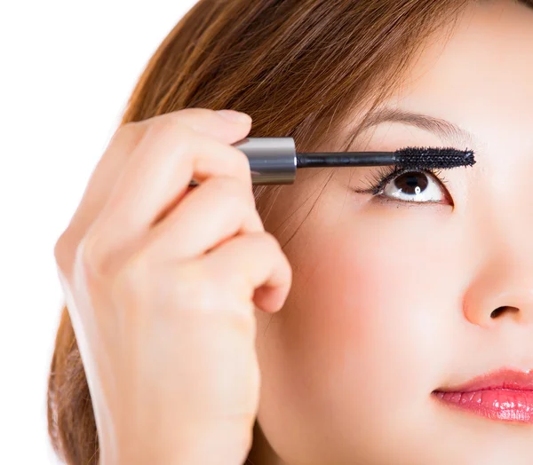 Donna che applica Mascara — Foto Stock