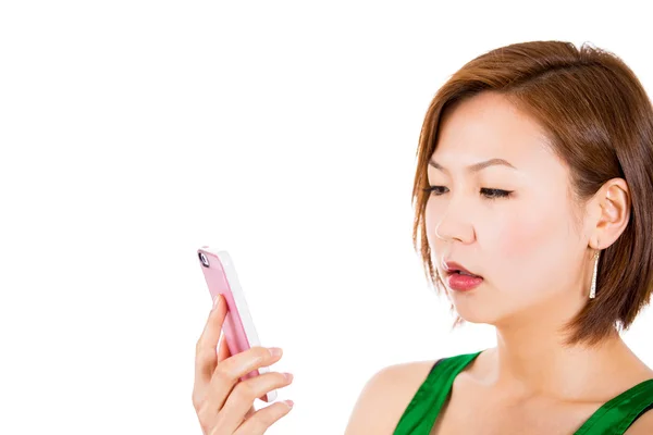 Mulher está enviando mensagens em um telefone celular — Fotografia de Stock