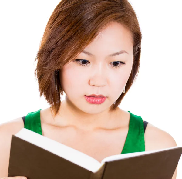 Kvinna läsning bok. — Stockfoto
