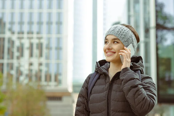 Retrato Una Hermosa Joven Hablando Celular Caminando Por Ciudad —  Fotos de Stock