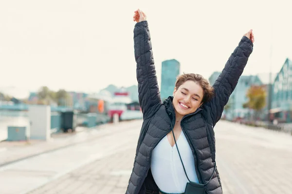 Joven Mujer Feliz Con Sus Manos Levantadas Disfrutando Del Clima —  Fotos de Stock
