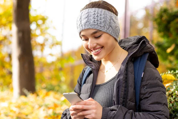 Portrét Mladé Šťastné Ženy Čtení Sms Mobilní Telefon Venku Parku — Stock fotografie