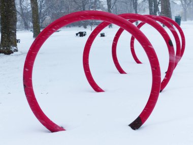 Kar fırtınasında bisiklet parkı