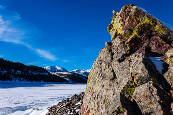 美国科罗拉多州迪隆湖周围白雪覆盖的山峰 — 图库照片