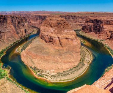 Colorado nehri Arizona 'nın yanındaki Horseshoe Virajı' ndan akıyor.
