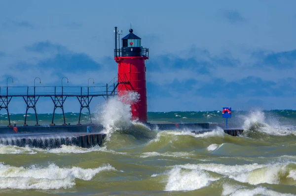 South Haven rıhtımından geçen dalga - Michigan - ABD