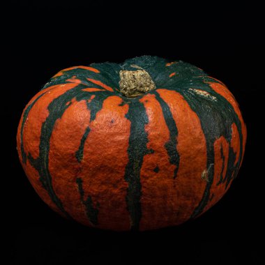 Siyah arka planda izole edilmiş taze balkabağı