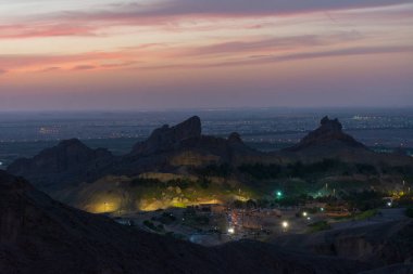 Al Ain, Birleşik Arap Emirlikleri 'ndeki Jebel Hafeet Dağı' ndan yeşil mubazaranın güzel gece manzarası..