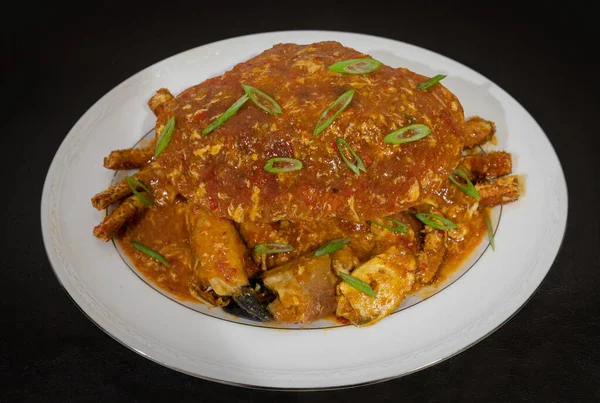 Ev yapımı lezzetli biberli yengeç mükemmel pişirildi ve akşam yemeği için beyaz bir tabakta servis edildi. Asya mutfağı. Singapur acılı yengeç hazırlığı.