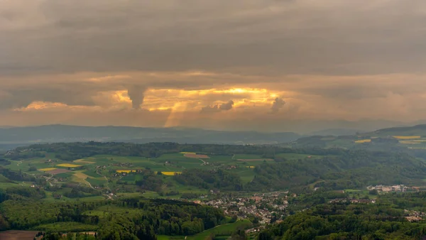 Beautiful View Sun Rays Bursting Clouds Observation Deck Mount Uetliberg — Stockfoto