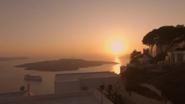 从希腊圣托里尼岛首府菲拉的观点看日落的美丽景色 — 图库视频影像