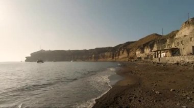 Yunanistan 'ın Santorini adasındaki muhteşem Mesa Pigadia siyah kumsal ve okyanus görüntülerinin soldan görüntüsü..