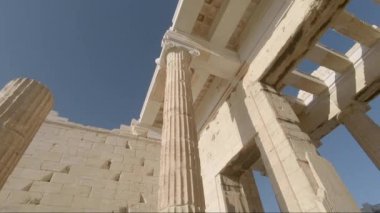 Yunanistan 'ın Atina kentindeki ikonik tarihi mekanlardan biri olan Propylaea adlı Akropolis' in girişindeki güzel uzun mermer sütunların tepeden tırnağa eğimli görüntülerinden oluşuyor..