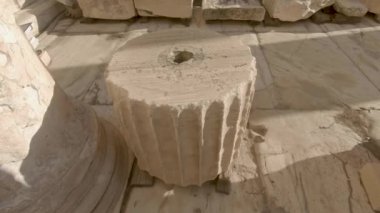 Yunanistan 'ın Atina kentindeki ikonik tarihi mekanlardan biri olan Propylaea adı verilen Akropolis' in girişindeki mermer bloğun dairesel bir bloğu.