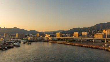 Sasebo şehrinin güzel manzarası Japonya 'nın Nagasaki şehrinde gün batımında altın ışıkla yıkandı..