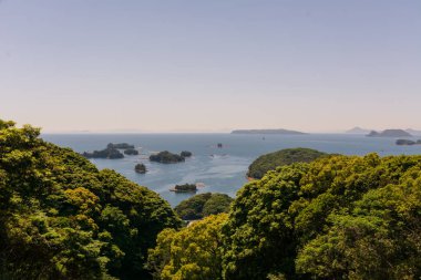 Japonya 'nın Nagasaki kentindeki Sasebo' da güneşli bir yaz gününde ormanın, okyanusun ve adaların güzel manzarası. Doksan güzel adaya çevrilen Kujukushima.