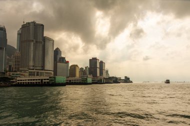 Hong Kong 'da bulutlu bir günde feribot terminalindeki binaların güzel manzarası..