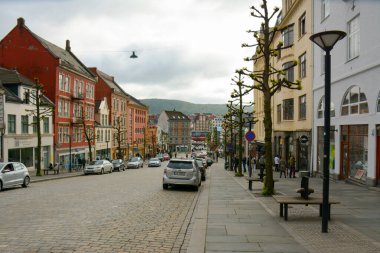 Bergen, Norveç - 24 Mayıs 2017: Norveç 'in en büyük ikinci şehri olan Bergen şehrinin güzel ve renkli klasik binaları ve kaldırımlı taş sokakları.