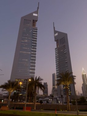Dubai, Birleşik Arap Emirlikleri - 3 Eylül 2021: NORR Group Danışmanları tarafından tasarlanan ikonik Emirlik Kulelerinin alacakaranlıkta görünüşü.