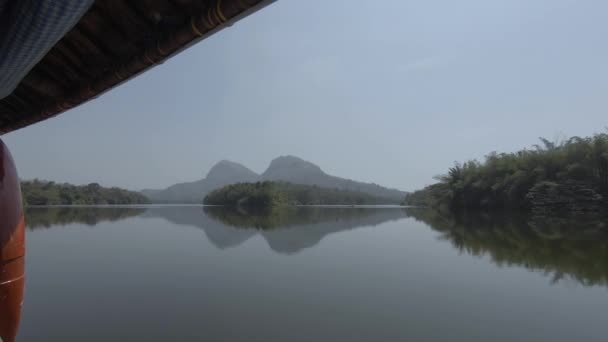 Paseo Barco Por Las Tranquilas Aguas Del Río Periyar Durante — Vídeos de Stock
