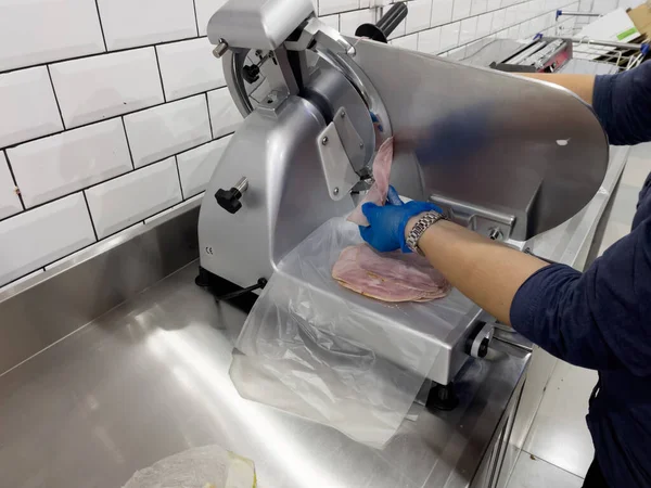 Hands Shop Assistant Wearing Disposable Plastic Gloves Using Ham Slicer — Stock Photo, Image