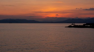 Gün batımında gökyüzünde muhteşem turuncu renkler... Malezya 'nın Langkawi adasında, Kedah' da.