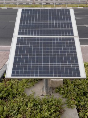 Dubai, Birleşik Arap Emirlikleri 'nde güneş enerjisini kullanan yol kenarındaki güneş panelleri. Temiz yeşil alternatif enerji kavramı.