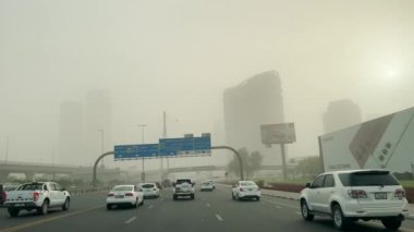 Dubai, Birleşik Arap Emirlikleri - 24 Mayıs 2022: Şiddetli kum fırtınası son birkaç gündür görünmezliği azaltıyor.