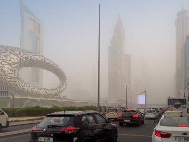 Dubai, Birleşik Arap Emirlikleri - 24 Mayıs 2022: Kum fırtınası şehrin Şeyh Zayed Yolu üzerindeki büyük mimarisinin görünürlüğünü azaltıyor.