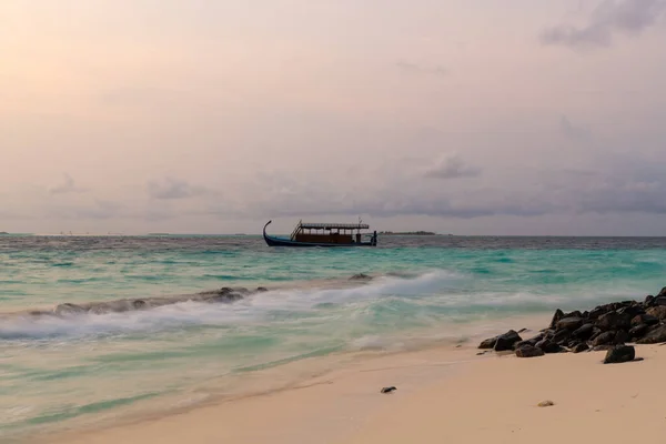 Vista Dhoni Tradicional Maldivo Anclado Frente Costa Las Hermosas Aguas — Foto de Stock