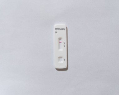 RTPCR ev yapımı test seti kaseti. Beyaz arka planda negatif test sonucu göstergesi var. Salgın ya da bulaşıcı hastalık testi konsepti.